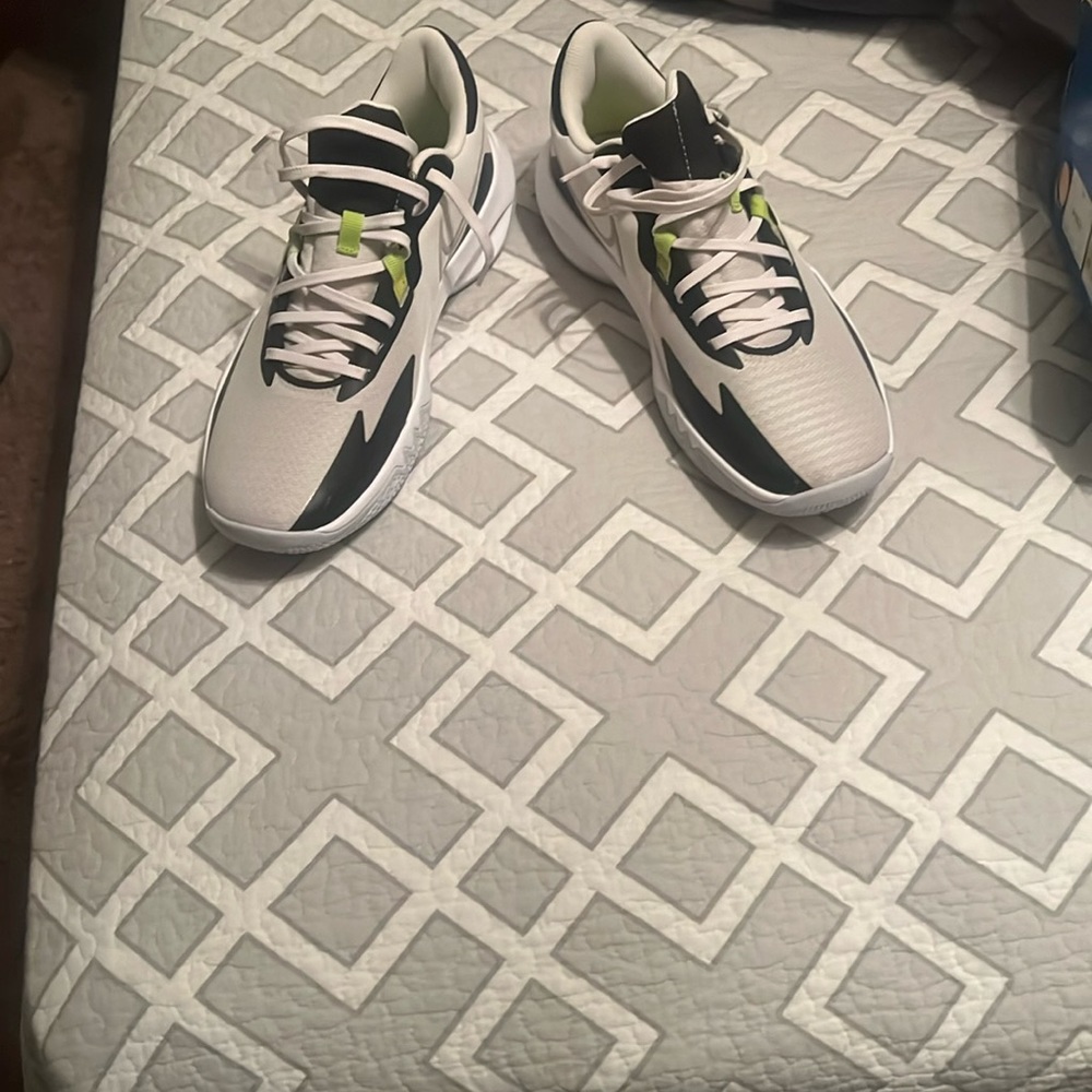 Nike precisión basketball shoes